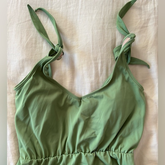 Kortni Jeane One Piece - Picture 4 of 5